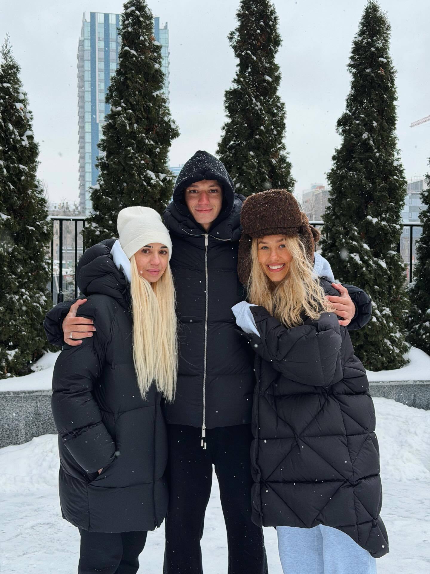 "Где мама, а где невеста?" Футболист сборной Украины снялся в обнимку с двумя красавицами и озадачил сеть. Фотофакт