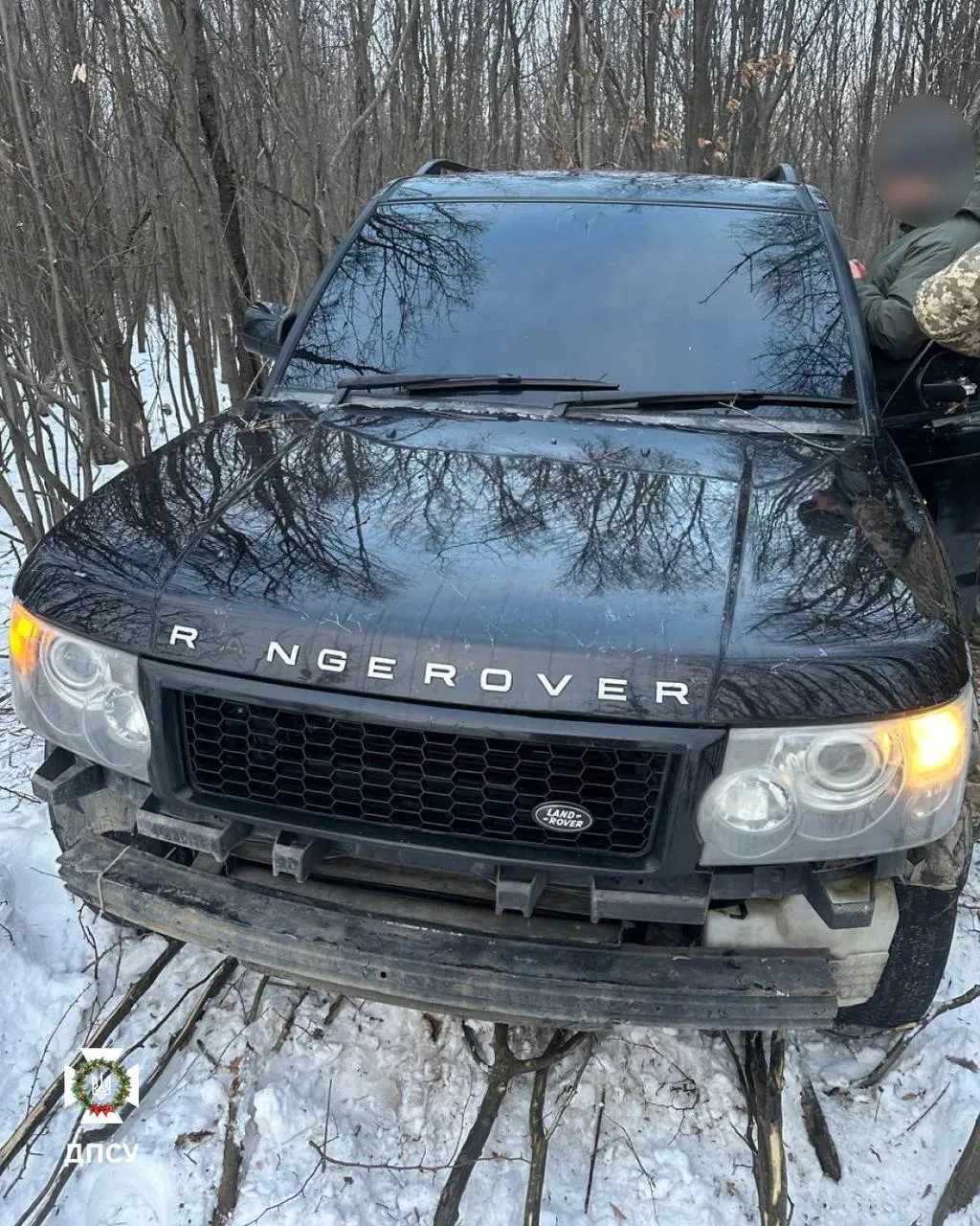 На Буковине мужчина пытался прорваться в Румынию на авто и совершил наезд на пограничника. Фото