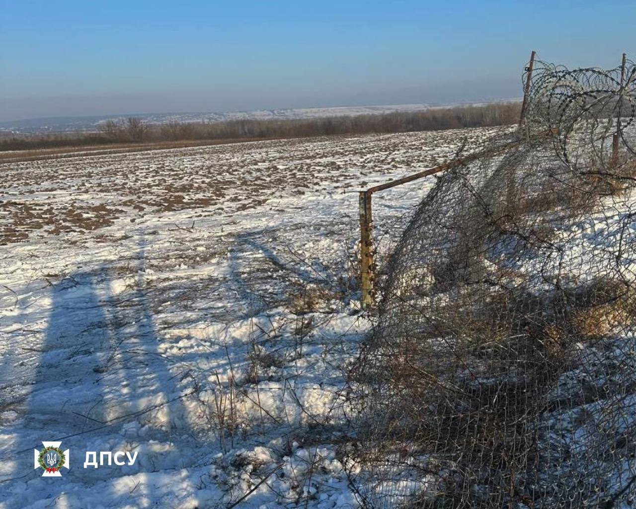 На Буковине мужчина пытался прорваться в Румынию на авто и совершил наезд на пограничника. Фото
