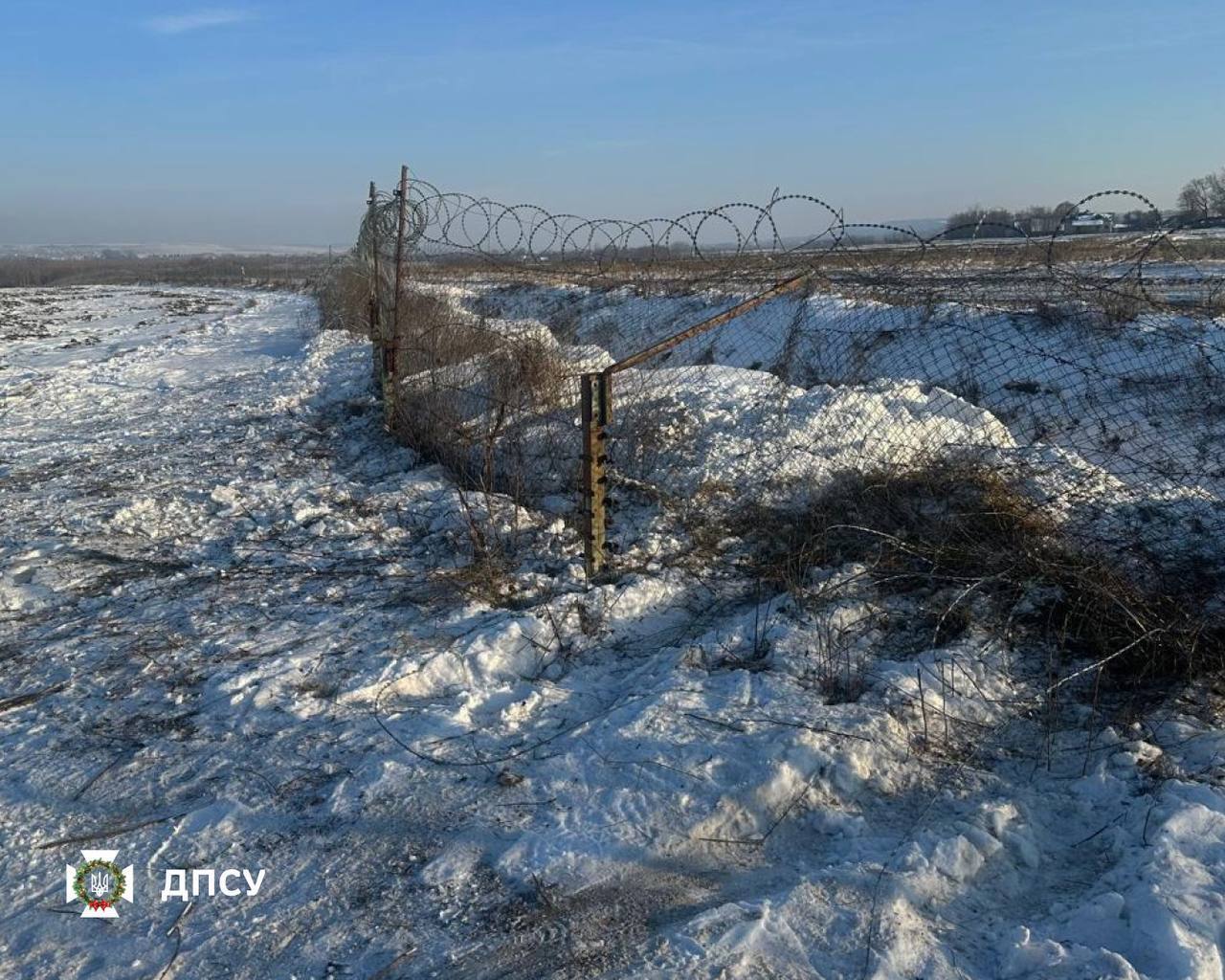 На Буковине мужчина пытался прорваться в Румынию на авто и совершил наезд на пограничника. Фото