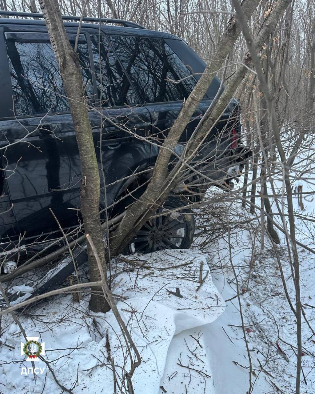 На Буковине мужчина пытался прорваться в Румынию на авто и совершил наезд на пограничника. Фото