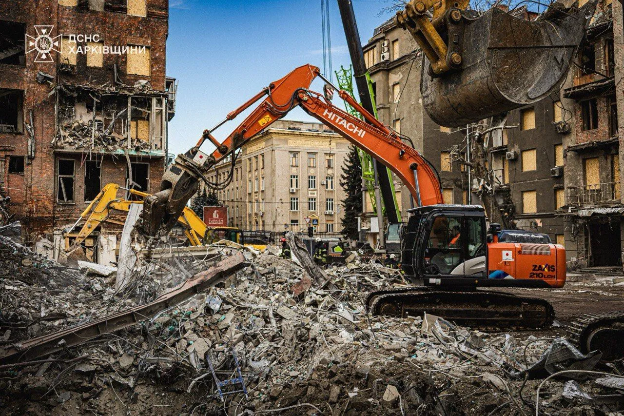 Погибли 7 человек: в Харькове завершили спасательные работы на месте удара РФ. Фото