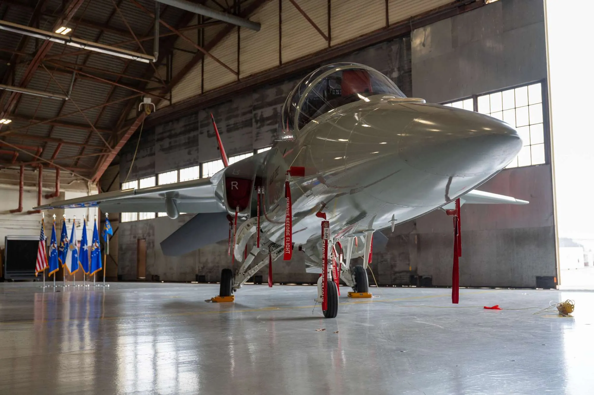 Мог производиться в Украине: в США сошел с конвейера первый самолет T-7A Red Hawk. Фото и видео