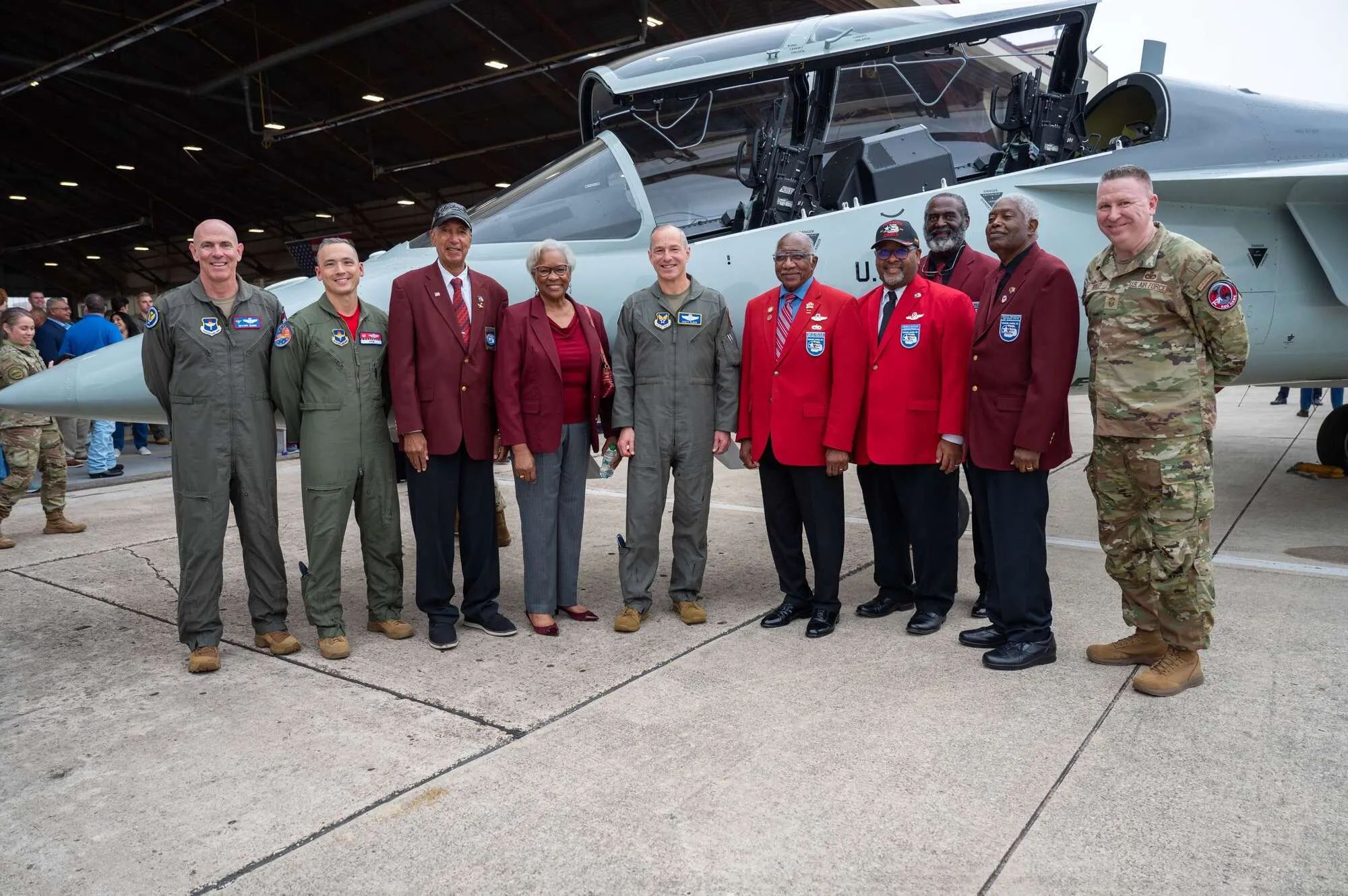 Мог производиться в Украине: в США сошел с конвейера первый самолет T-7A Red Hawk. Фото и видео