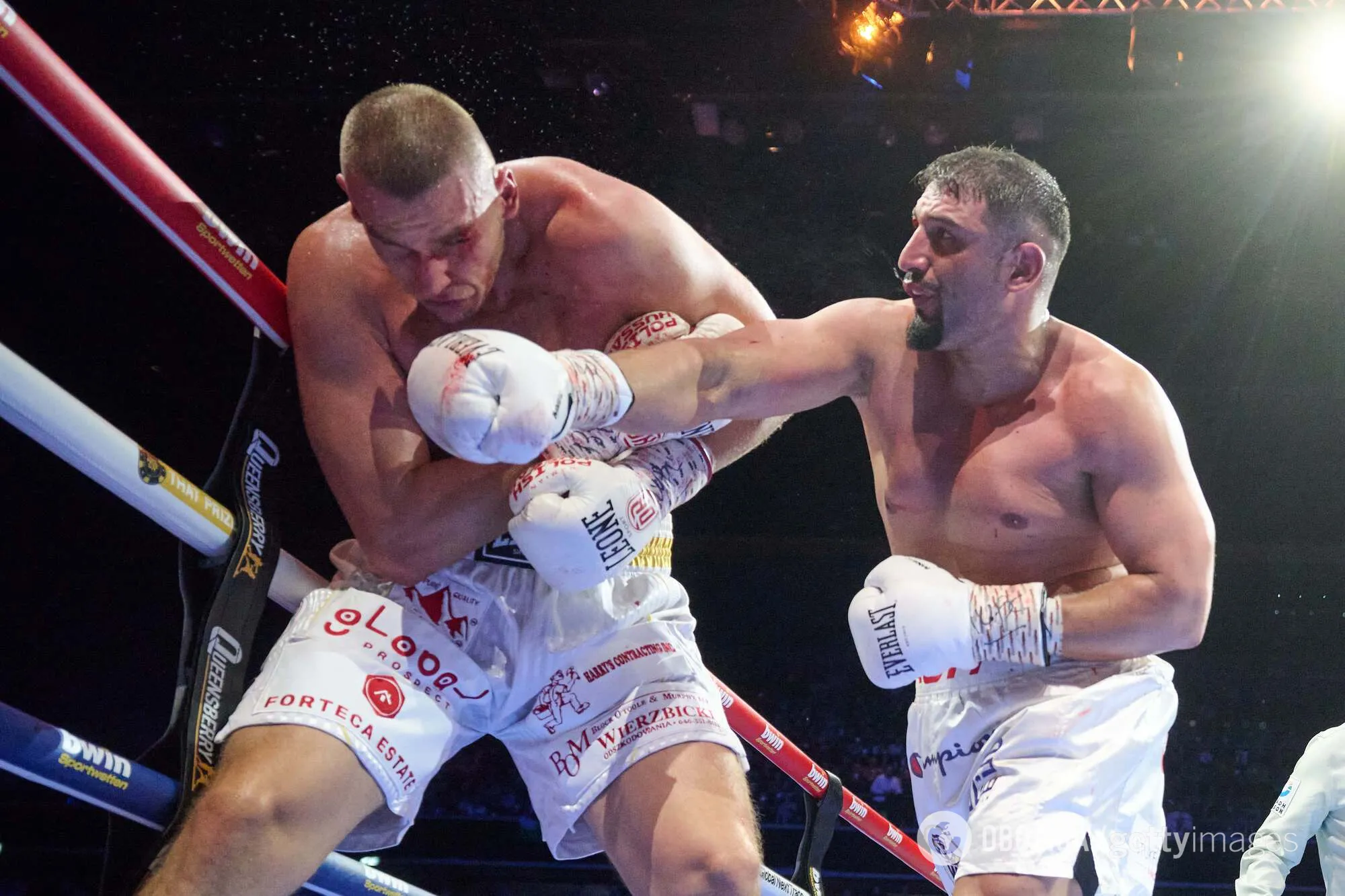 Супертяж-чемпион нокаутировал непобедимого гиганта и бросил вызов Усику. Видео