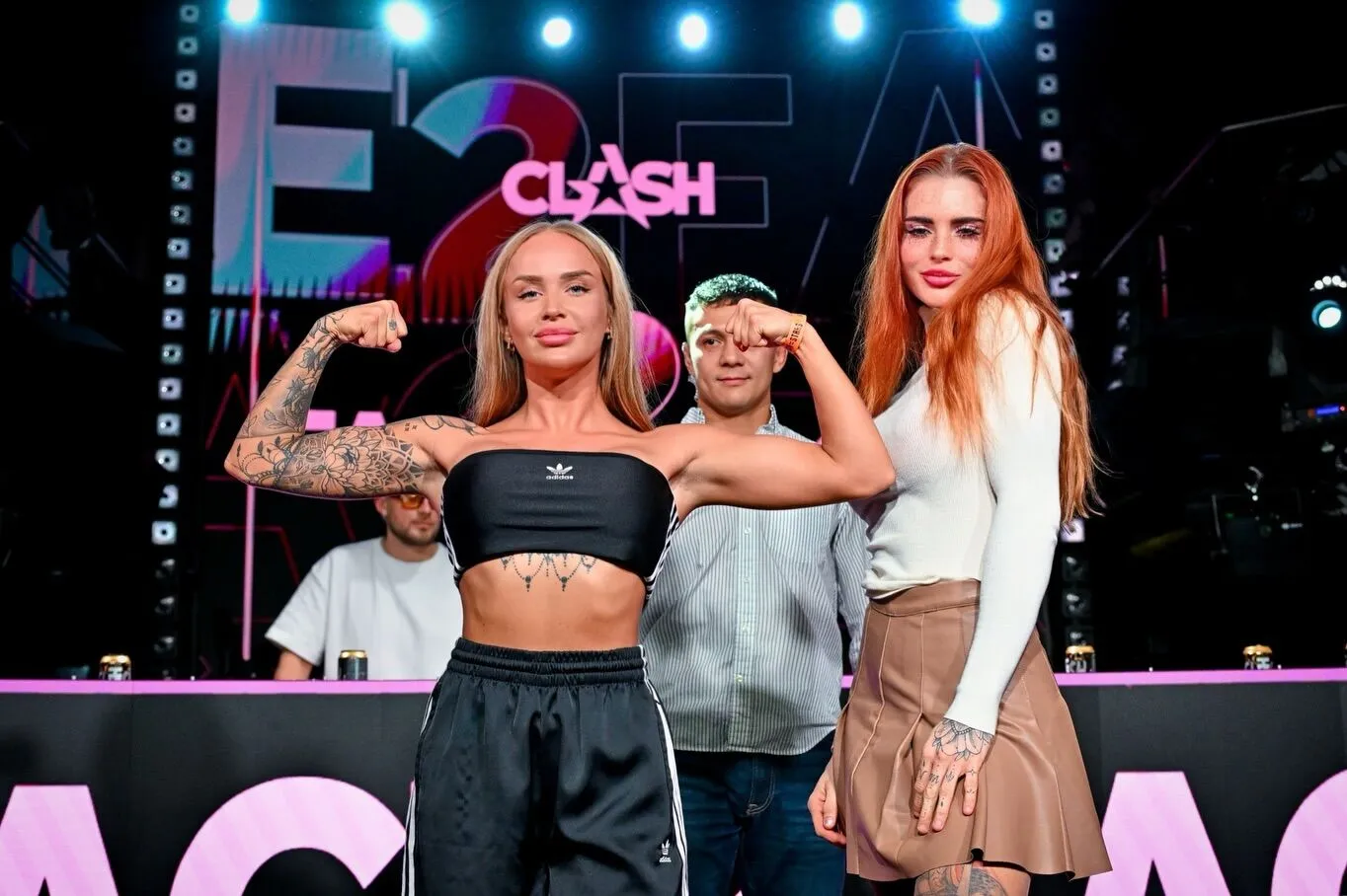 В Чехии девушки-бойцы ММА на битве взглядов стали целоваться в губы и показывать грудь. Видео