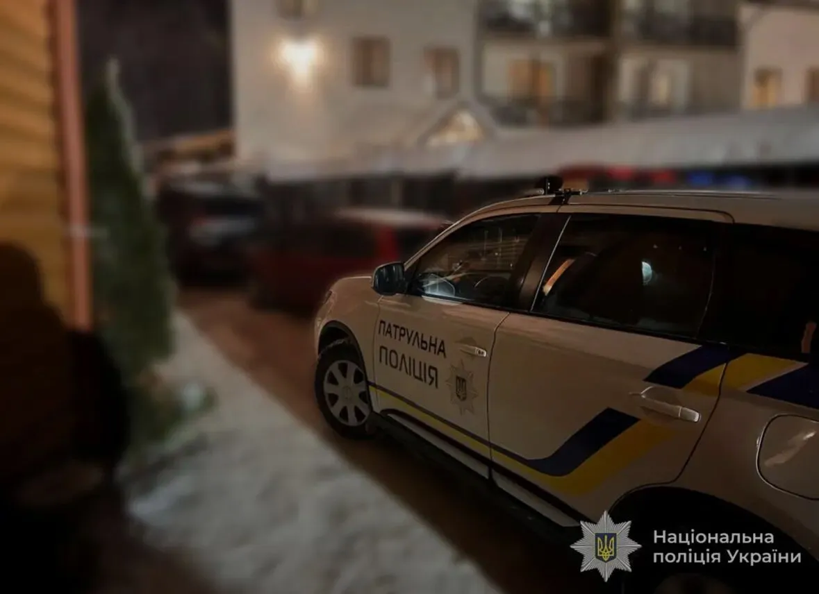 Поздравлял друзей со свадьбой: полиция поймала иностранца, который запустил салют возле Буковеля. Фото