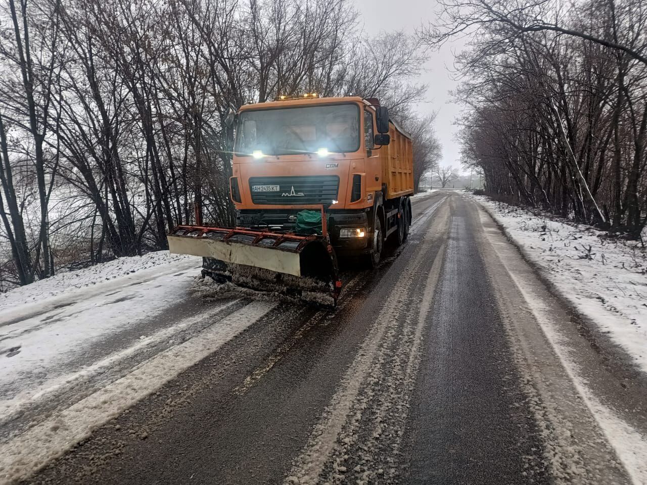 Львов засыпает снегом, в Харькове расчищают дороги: какие последствия непогоды в Украине. Фото, видео