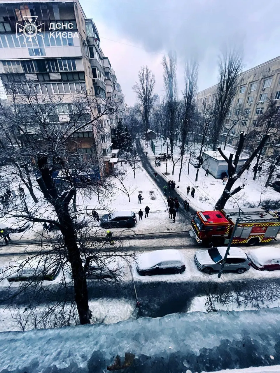 У Києві сталась пожежа у багатоповерхівці, вогонь поширився на інші балкони: є загиблі. Фото