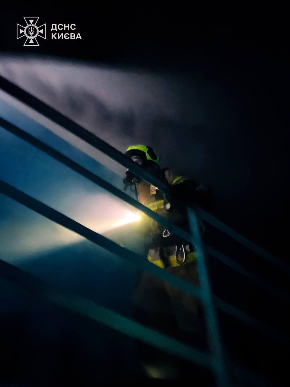 У Києві сталась пожежа у багатоповерхівці, вогонь поширився на інші балкони: є загиблі. Фото