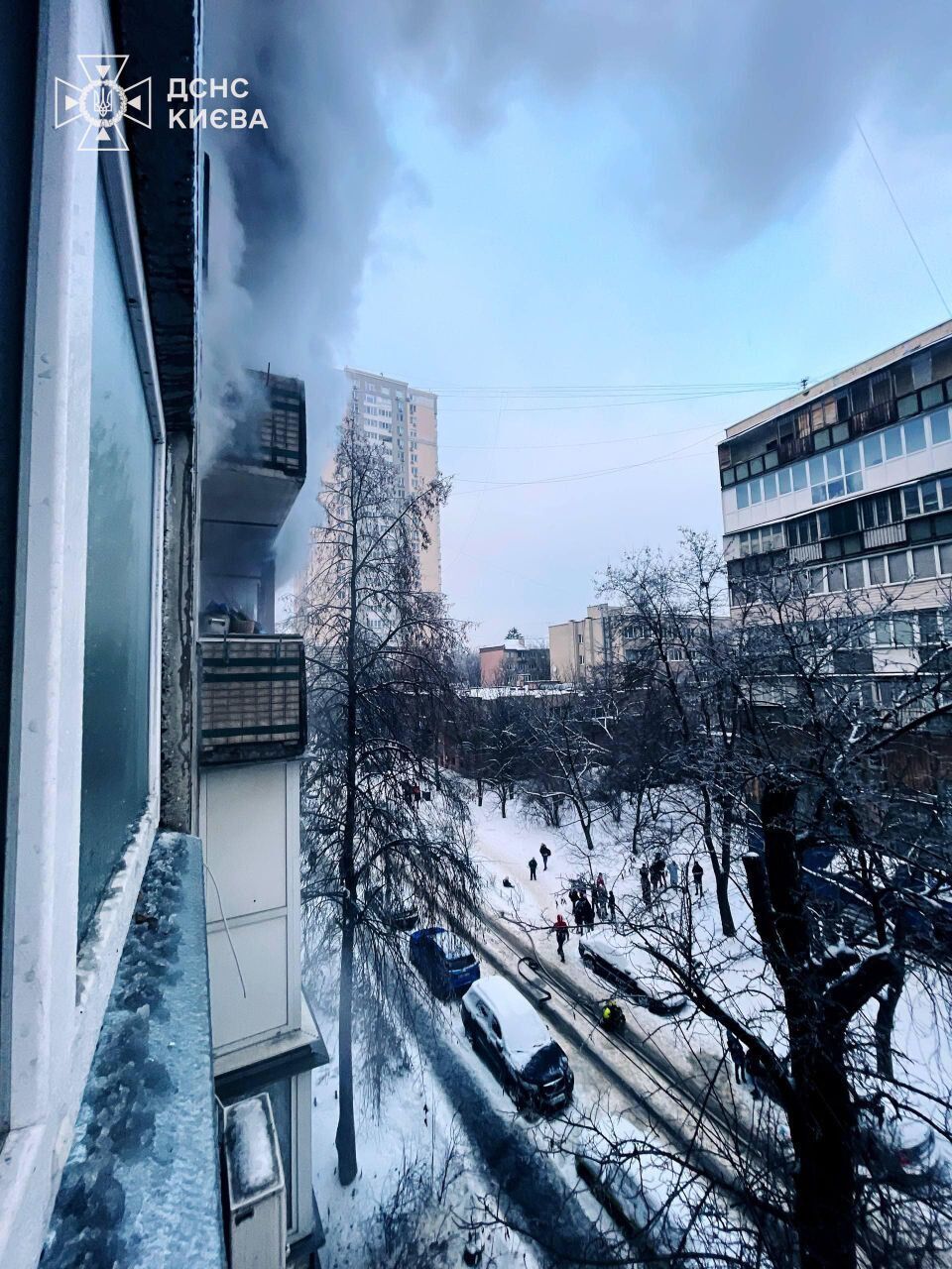 У Києві сталась пожежа у багатоповерхівці, вогонь поширився на інші балкони: є загиблі. Фото