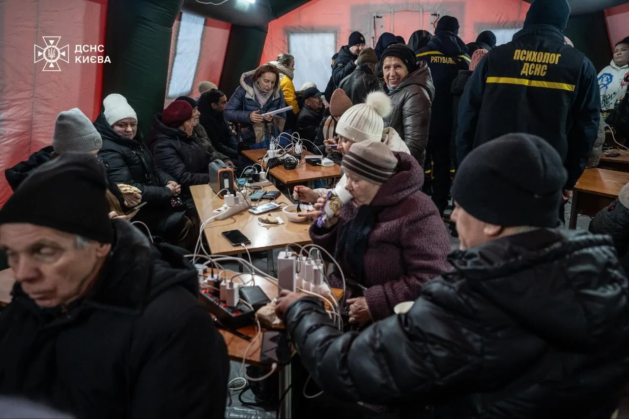 Львов засыпает снегом, в Харькове расчищают дороги: какие последствия непогоды в Украине. Фото, видео