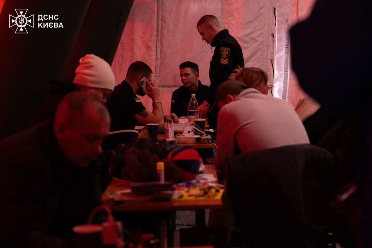 Львов засыпает снегом, в Харькове расчищают дороги: какие последствия непогоды в Украине. Фото, видео