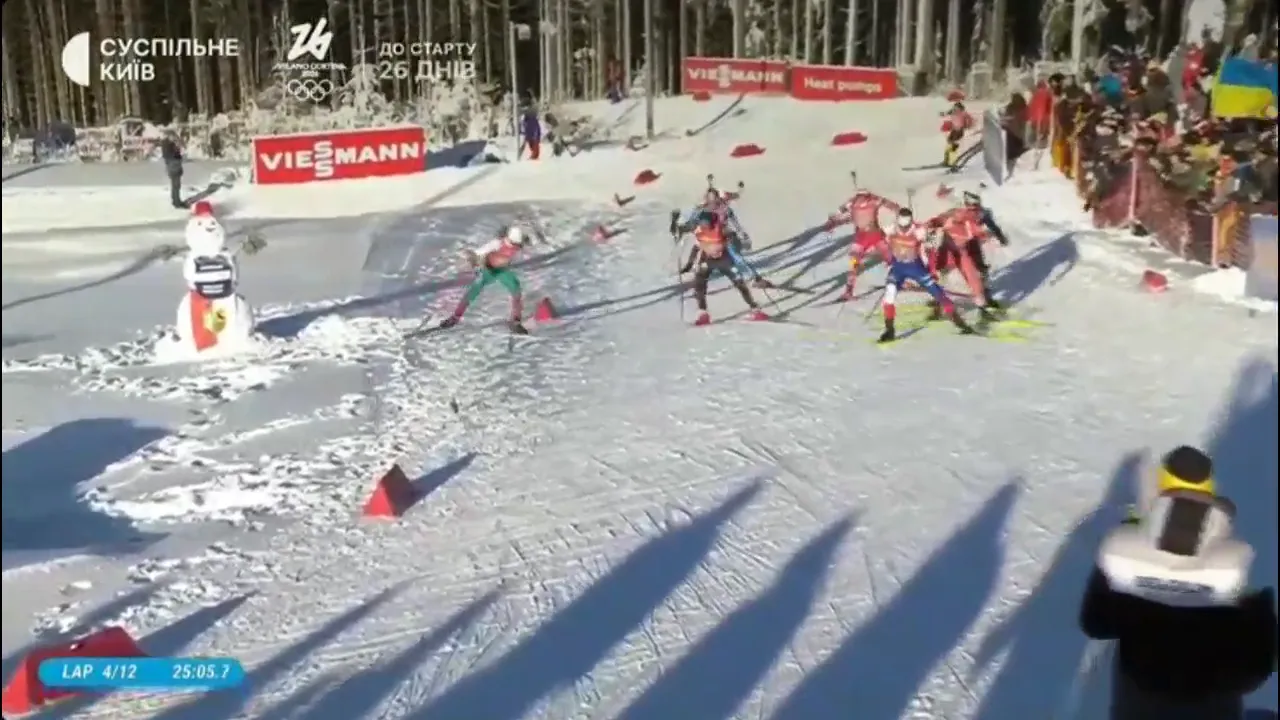 На Кубке мира по биатлону случился уникальный эпизод, стоивший дисквалификации сборной. Видео