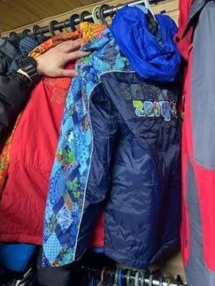 У Буковелі поліцейські знайшли власника та продавця куртки з написом "Сочи-2014": як їх покарали. Фото