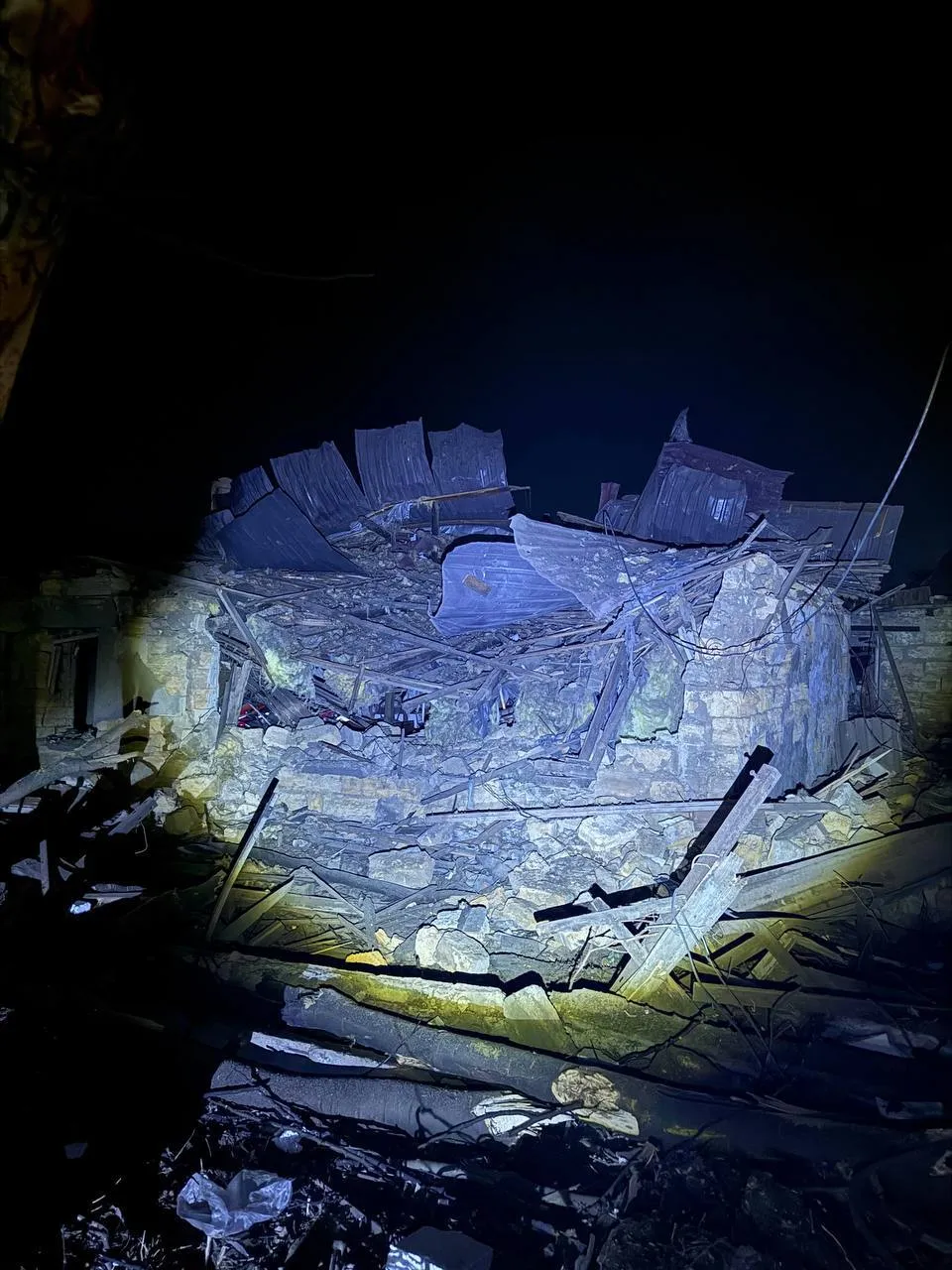 Росія атакувала Одесу: пошкоджено обʼєкт інфраструктури, є постраждалі. Фото