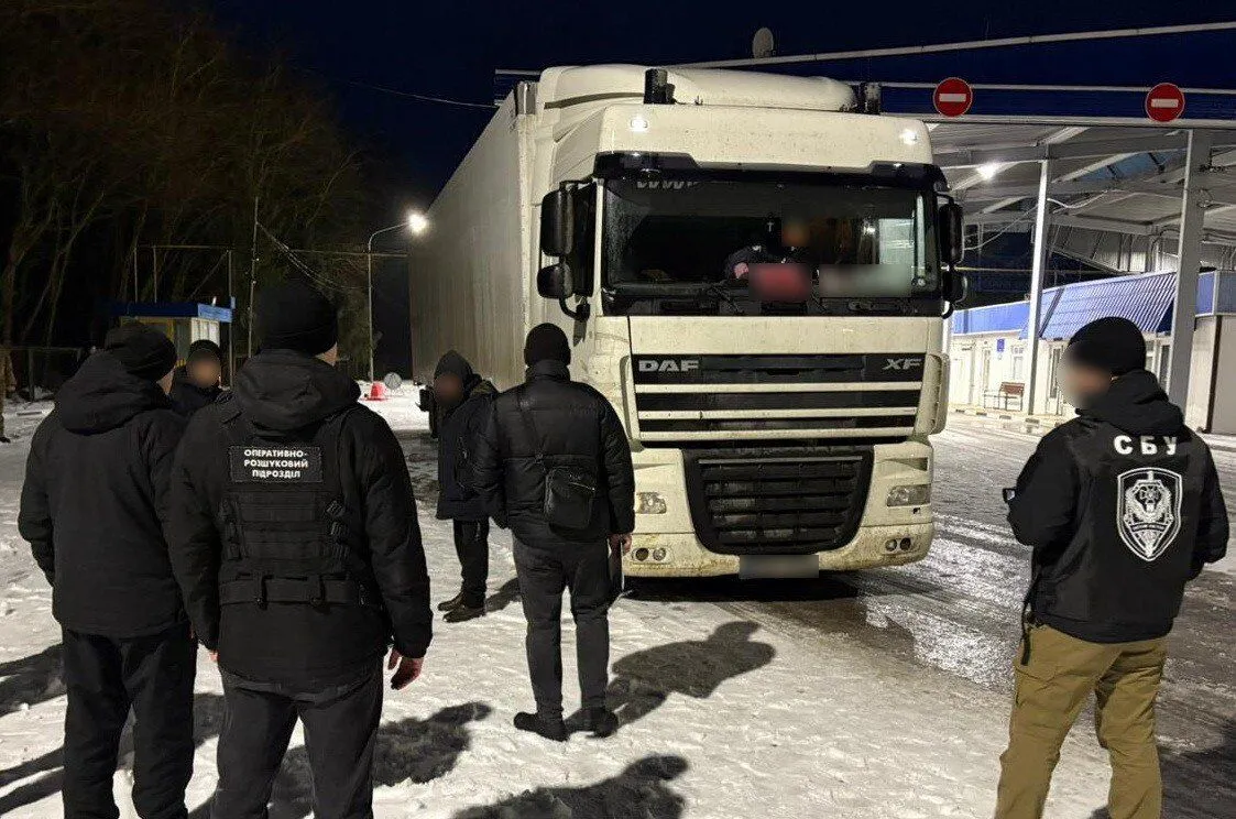 Пассажиры между паллетами с алкоголем: пограничники разоблачили схему переправки нарушителей за границу. Видео