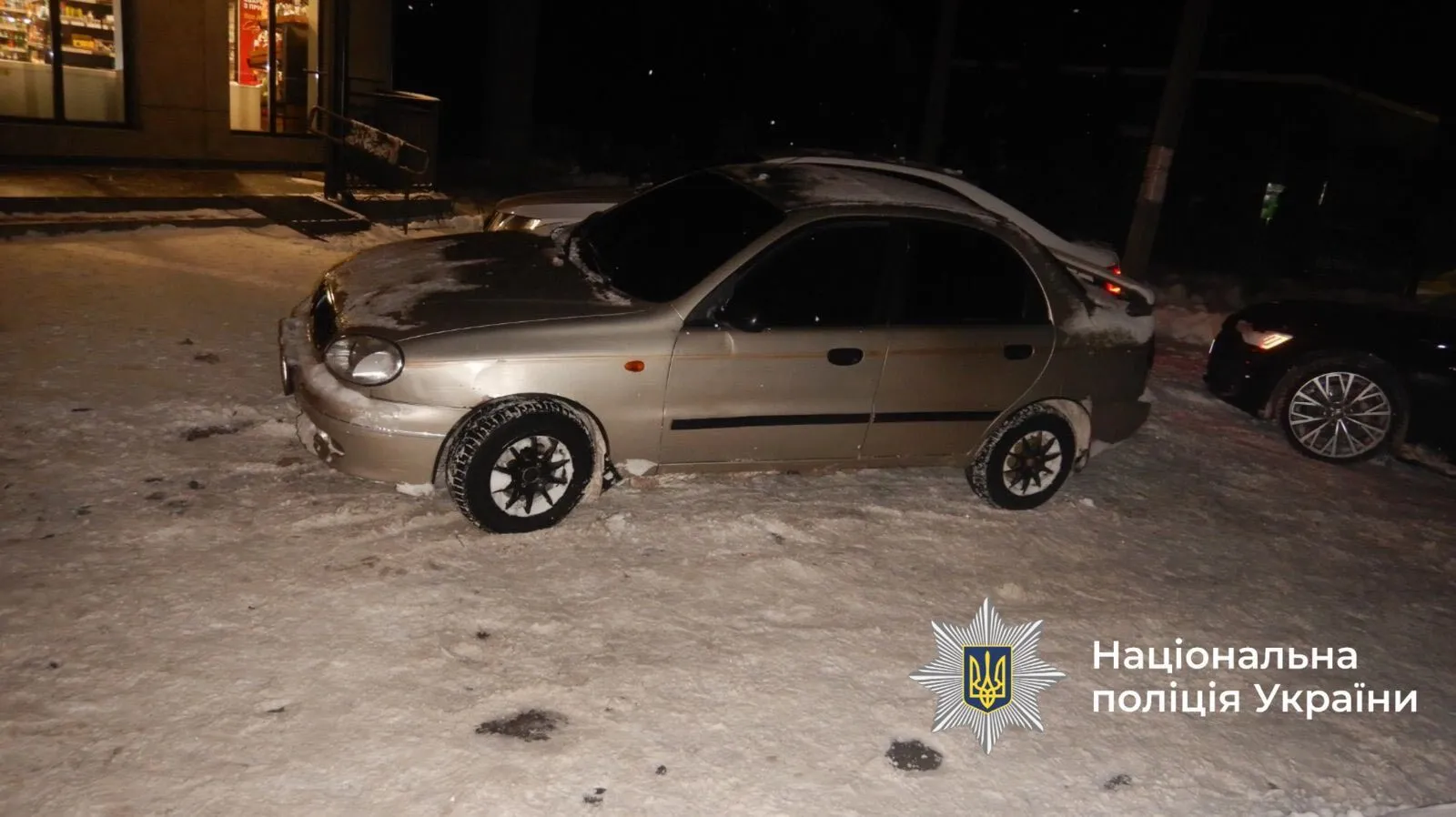 На Прикарпатье водитель избил коммунальщика, который шел с лопатой по дороге: делом занялись правоохранители. Фото