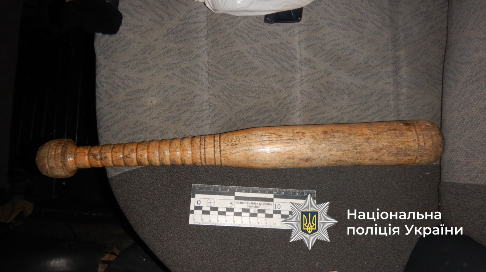 На Прикарпатье водитель избил коммунальщика, который шел с лопатой по дороге: делом занялись правоохранители. Фото