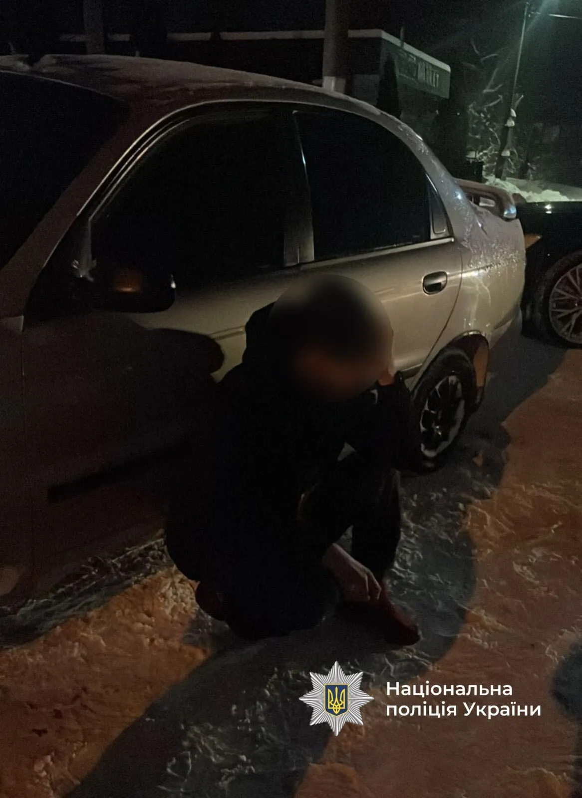 На Прикарпатье водитель избил коммунальщика, который шел с лопатой по дороге: делом занялись правоохранители. Фото