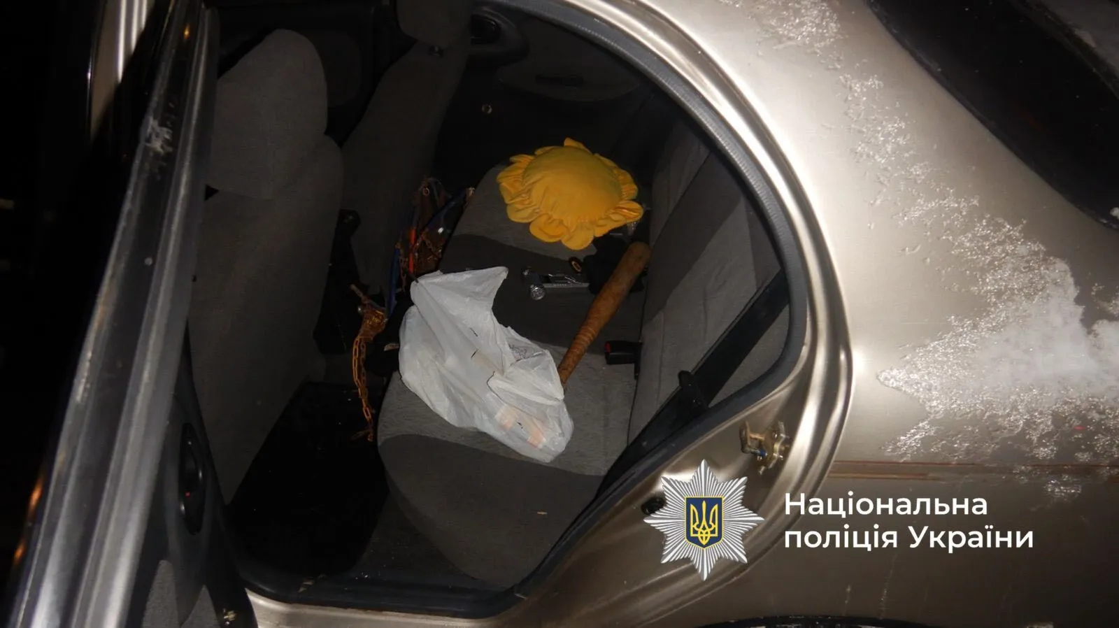 На Прикарпатье водитель избил коммунальщика, который шел с лопатой по дороге: делом занялись правоохранители. Фото