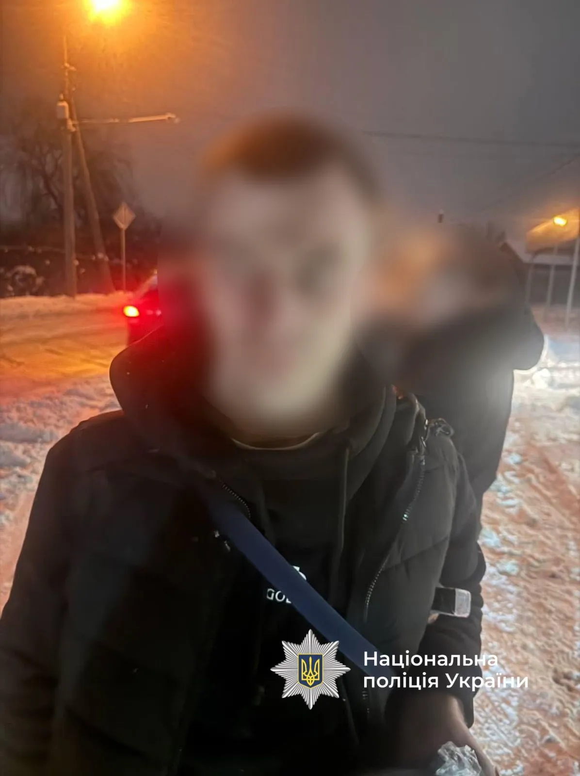 На Прикарпатье водитель избил коммунальщика, который шел с лопатой по дороге: делом занялись правоохранители. Фото