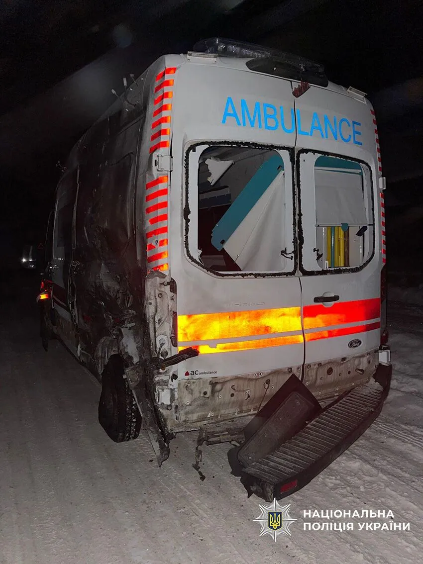 Окупанти атакували швидку на Чернігівщині: постраждали медики. Фото