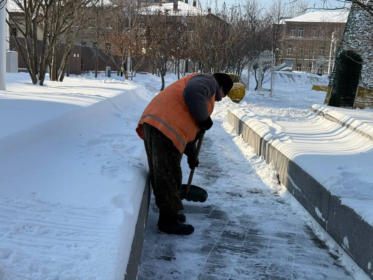 У Дніпрі понад 500 комунальників працюють над ліквідацією наслідків негоди