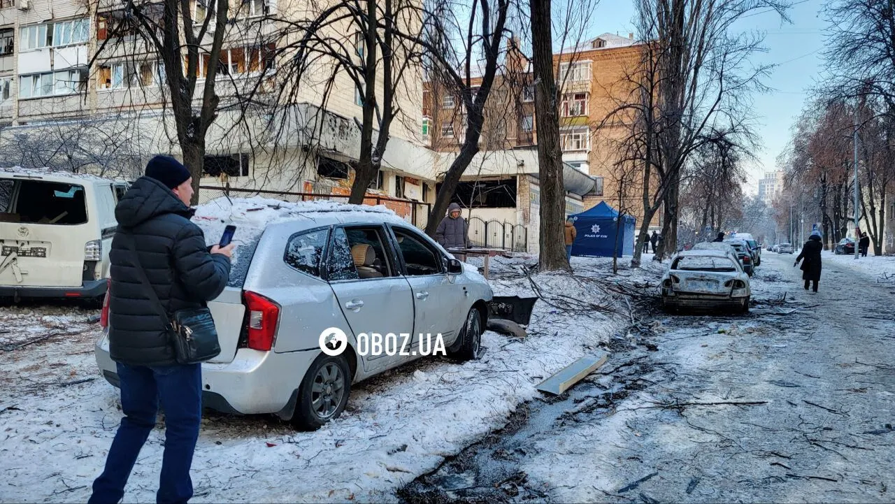 Вибиті вікна в будинку та знищені авто: наслідки чергової атаки РФ у Солом’янському районі Києва. Фото та відео