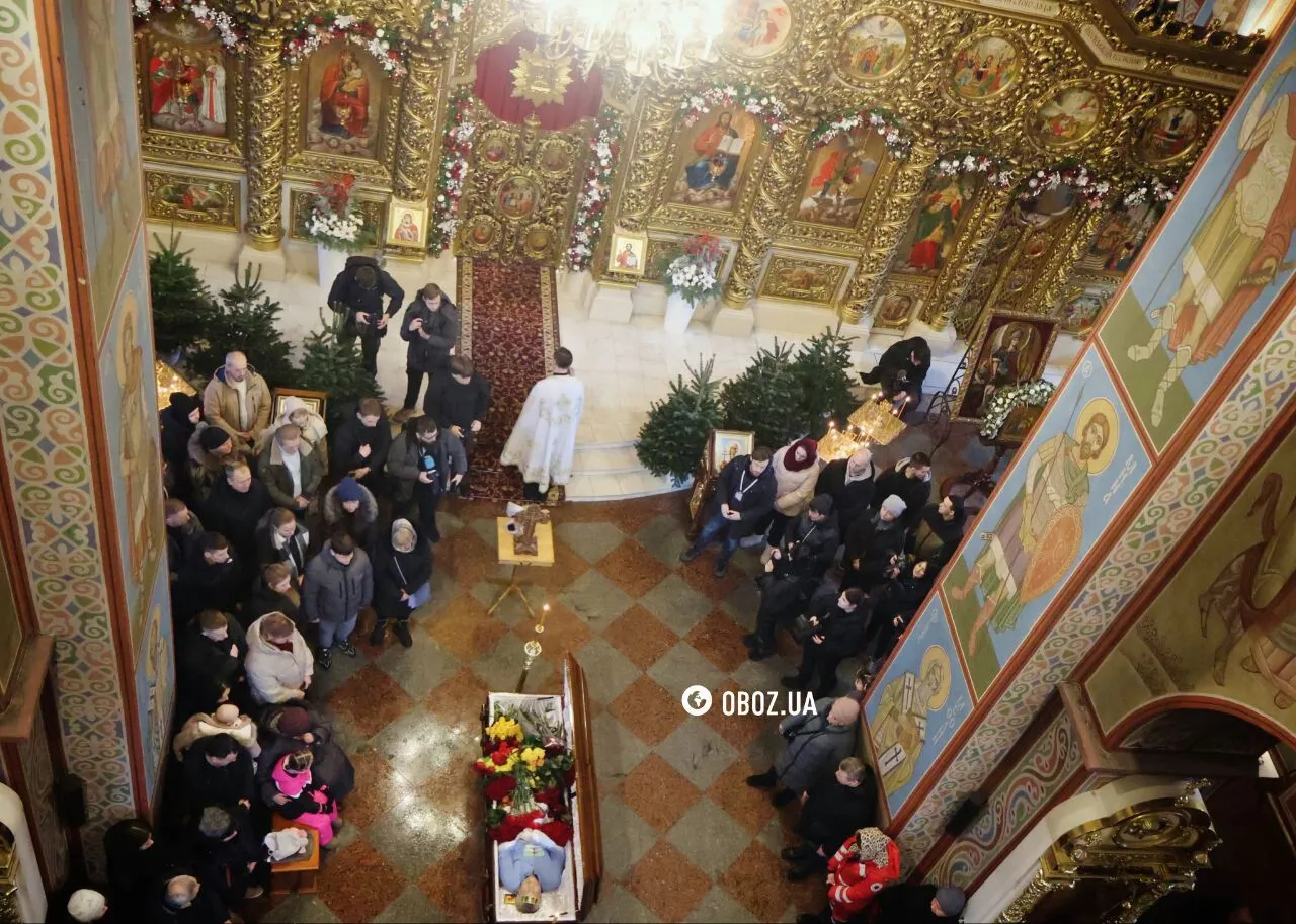 Під сирени швидких: у Києві попрощалися з медиком Сергієм Смоляком, який загинув під час атаки РФ. Фото та відео