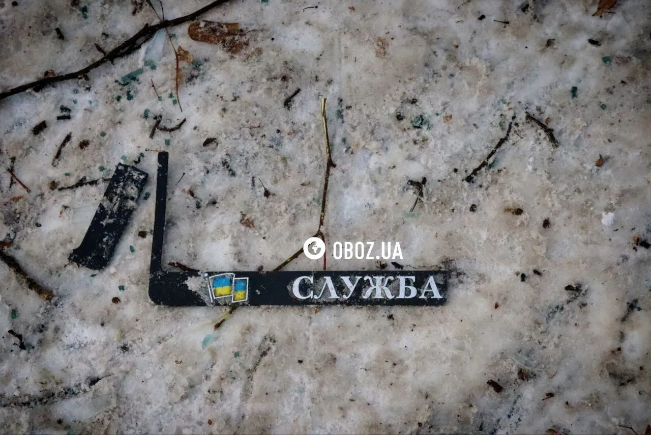 Вибиті вікна в будинку та знищені авто: наслідки чергової атаки РФ у Солом’янському районі Києва. Фото та відео