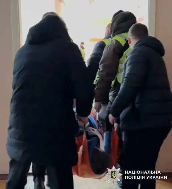 В Киеве ученик с ножом напал на учительницу и одноклассника в школе: возможен след вражеских спецслужб. Подробности, фото и видео