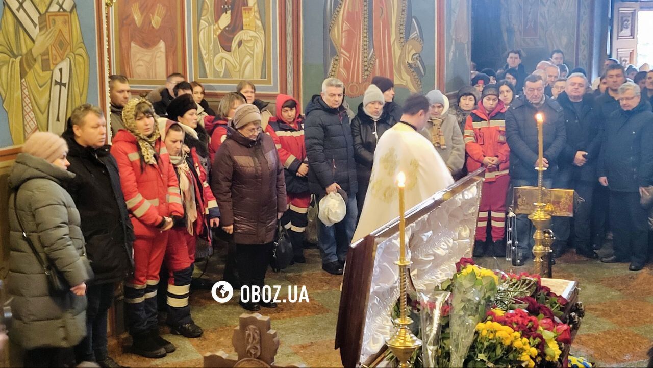 Під сирени швидких: у Києві попрощалися з медиком Сергієм Смоляком, який загинув під час атаки РФ. Фото та відео