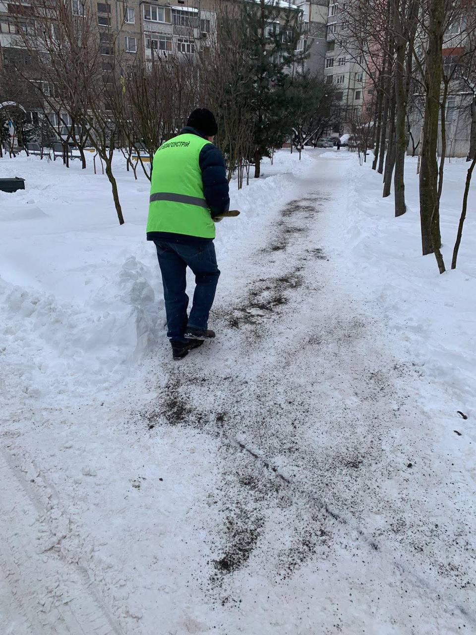 На Прикарпатье водитель избил коммунальщика, который шел с лопатой по дороге: делом занялись правоохранители. Фото