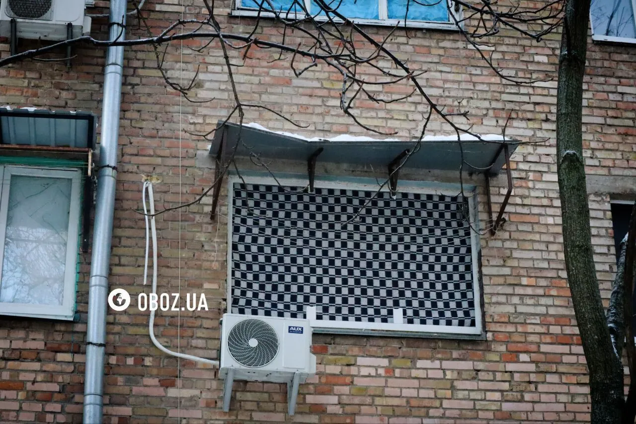 Вибиті вікна в будинку та знищені авто: наслідки чергової атаки РФ у Солом’янському районі Києва. Фото та відео