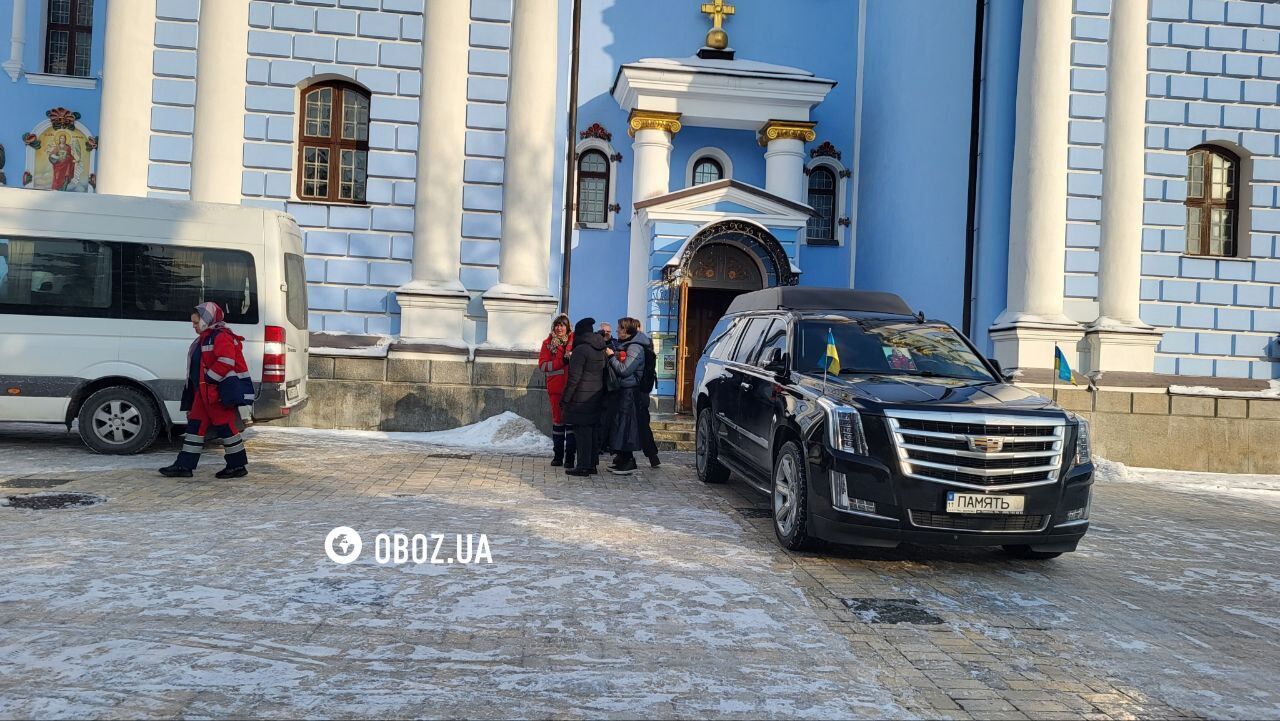 Під сирени швидких: у Києві попрощалися з медиком Сергієм Смоляком, який загинув під час атаки РФ. Фото та відео