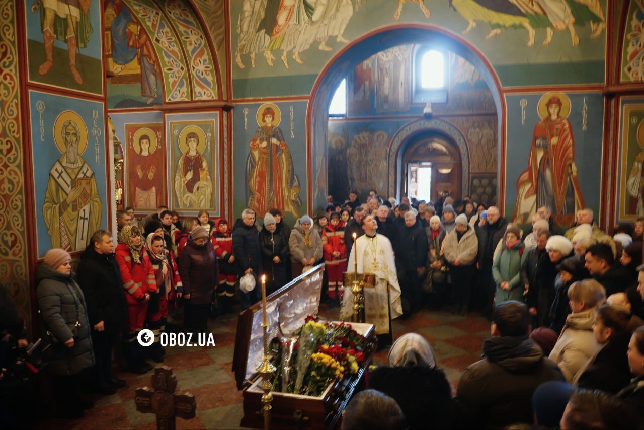 Під сирени швидких: у Києві попрощалися з медиком Сергієм Смоляком, який загинув під час атаки РФ. Фото та відео