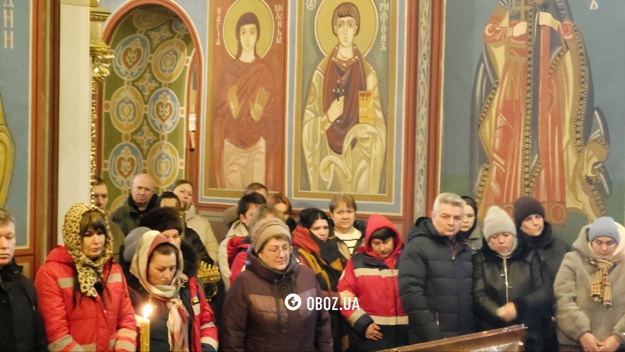 Під сирени швидких: у Києві попрощалися з медиком Сергієм Смоляком, який загинув під час атаки РФ. Фото та відео