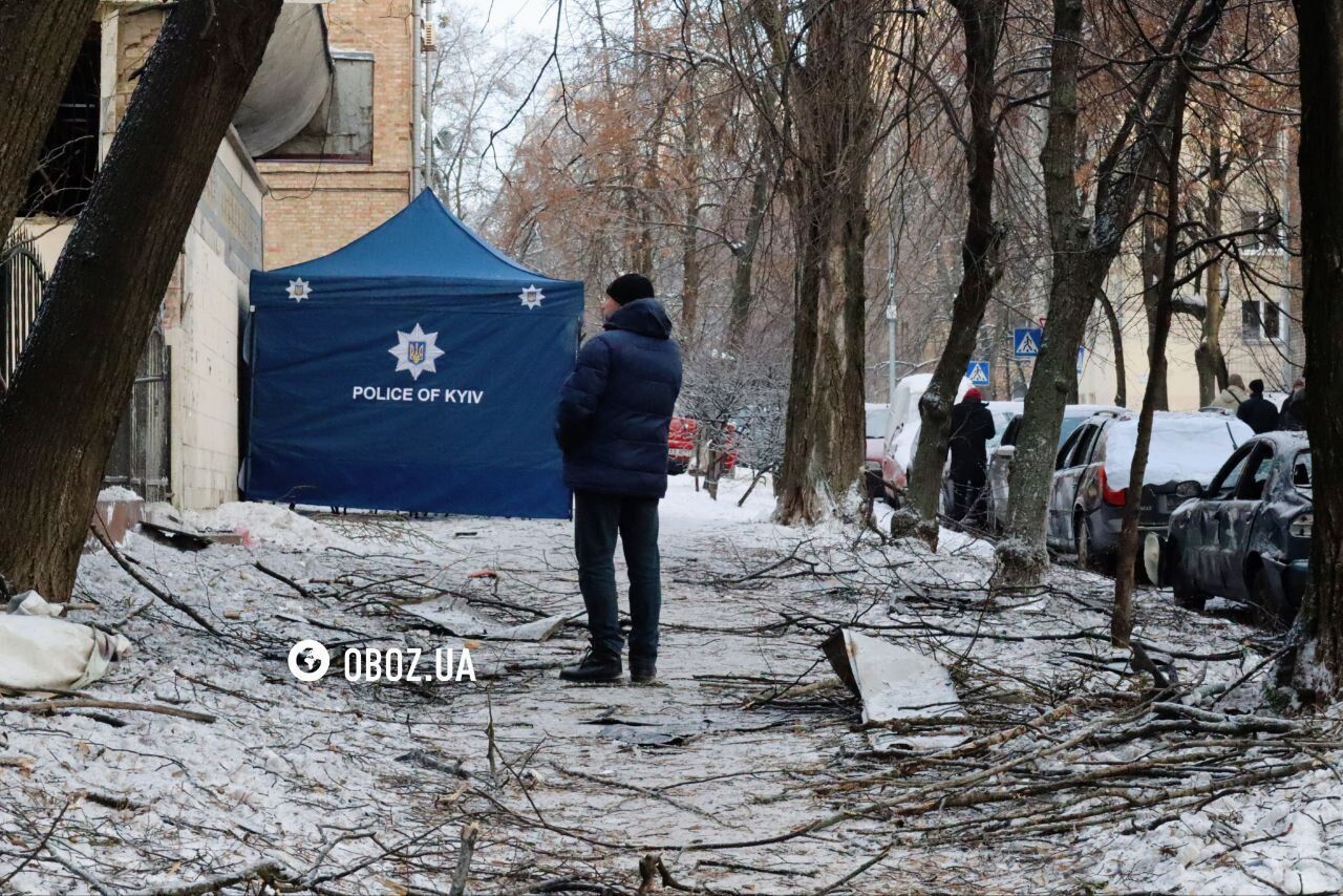Вибиті вікна в будинку та знищені авто: наслідки чергової атаки РФ у Солом’янському районі Києва. Фото та відео