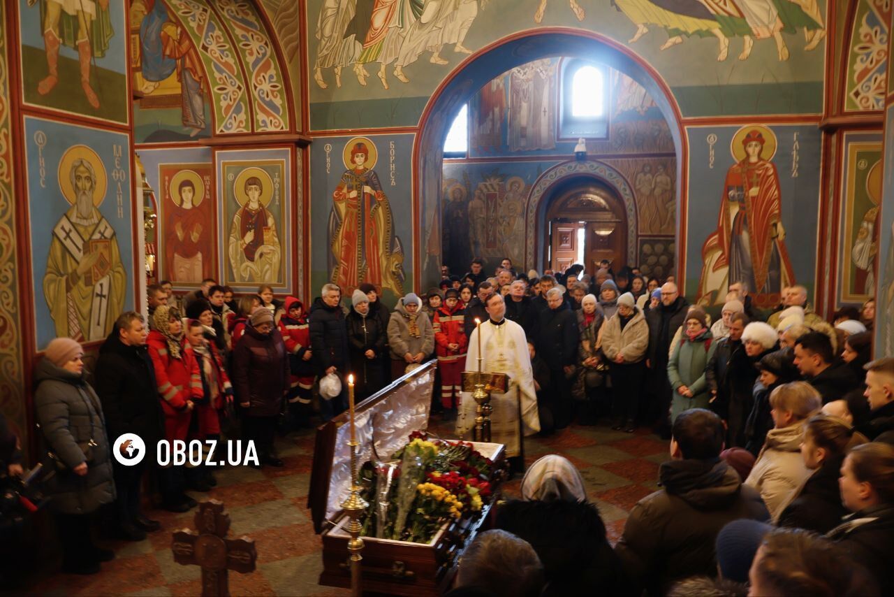 Під сирени швидких: у Києві попрощалися з медиком Сергієм Смоляком, який загинув під час атаки РФ. Фото та відео