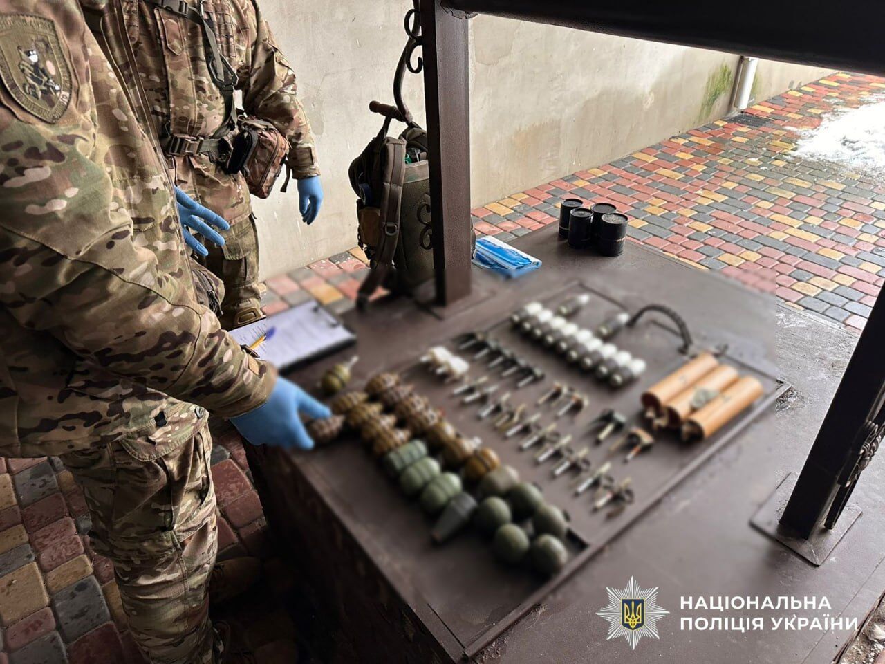 Мешканець Київщини організував "бізнес" із продажу зброї: вилучено цілий арсенал. Подробиці, фото та відео