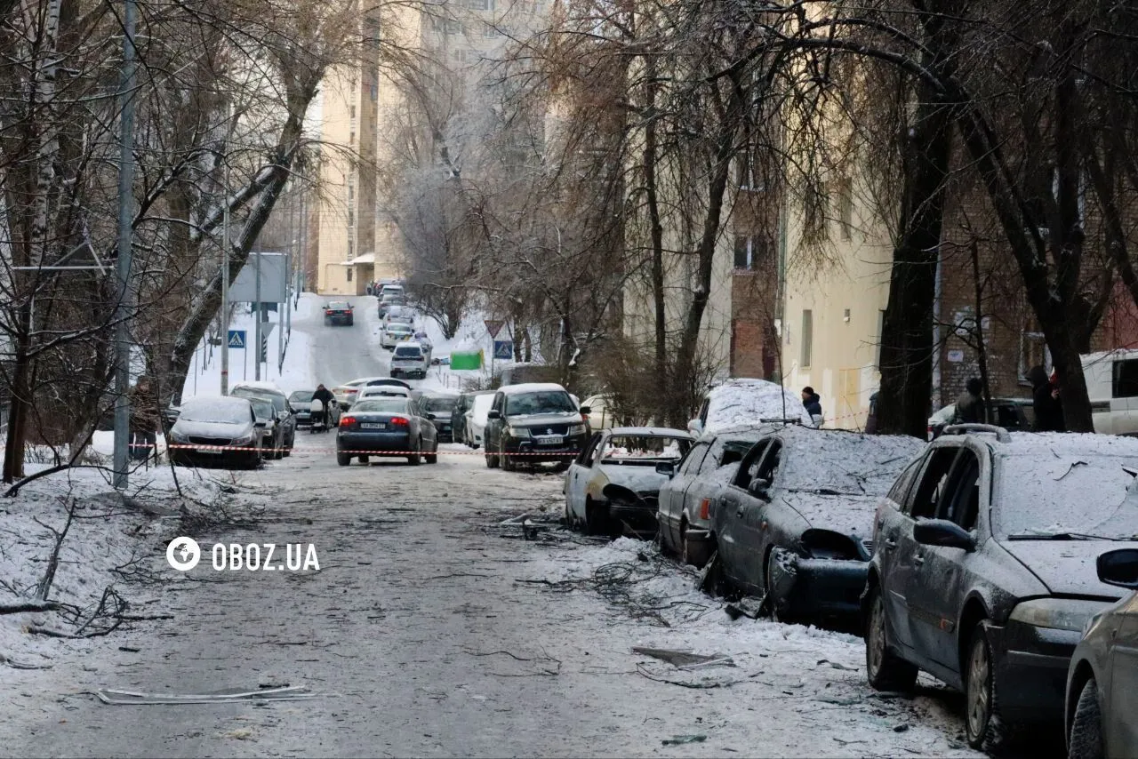 Вибиті вікна в будинку та знищені авто: наслідки чергової атаки РФ у Солом’янському районі Києва. Фото та відео