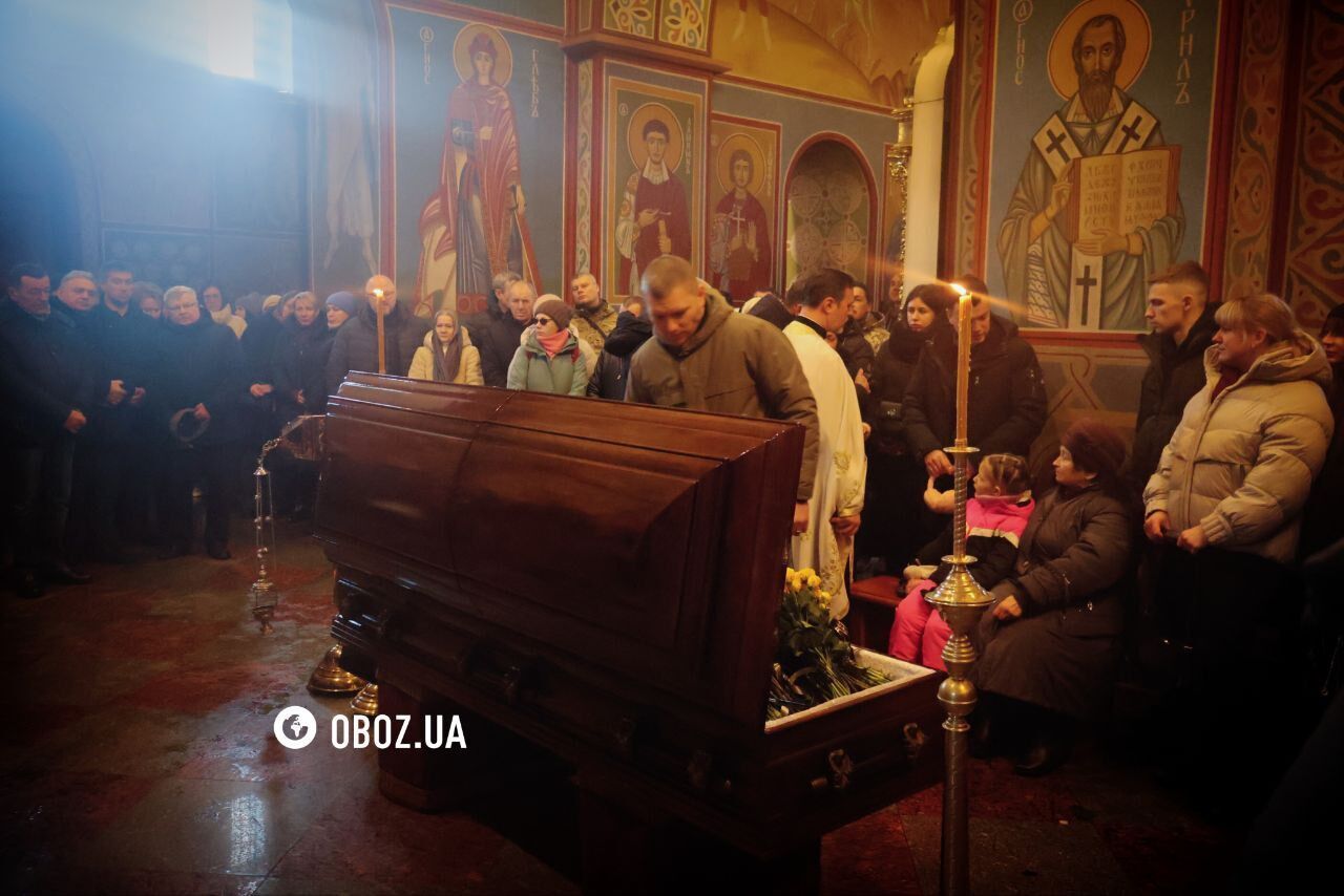 Під сирени швидких: у Києві попрощалися з медиком Сергієм Смоляком, який загинув під час атаки РФ. Фото та відео