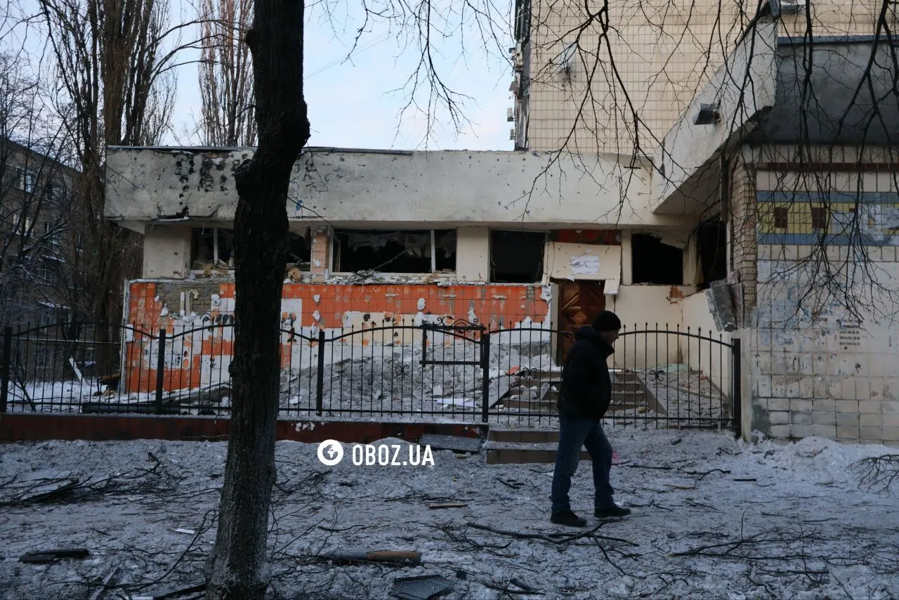 Вибиті вікна в будинку та знищені авто: наслідки чергової атаки РФ у Солом’янському районі Києва. Фото та відео