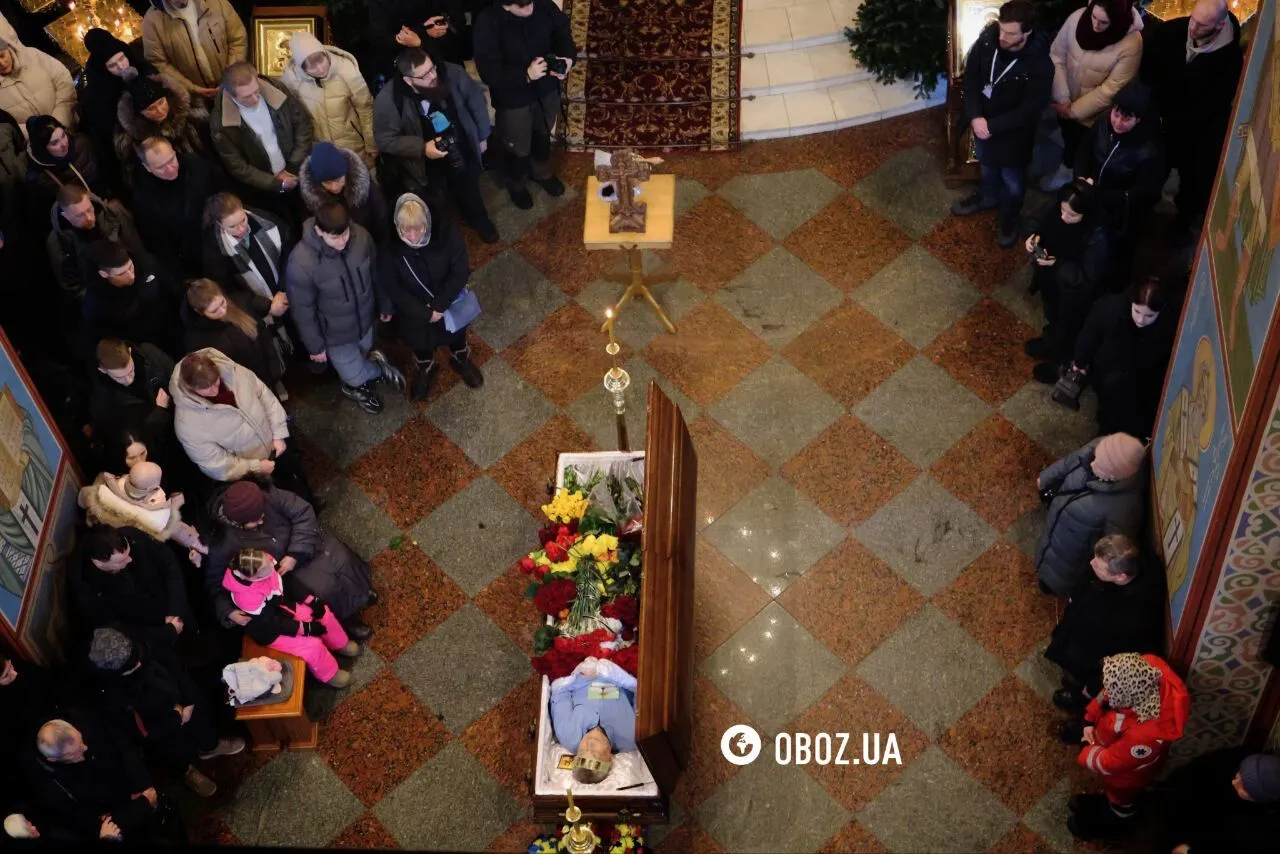 Під сирени швидких: у Києві попрощалися з медиком Сергієм Смоляком, який загинув під час атаки РФ. Фото та відео