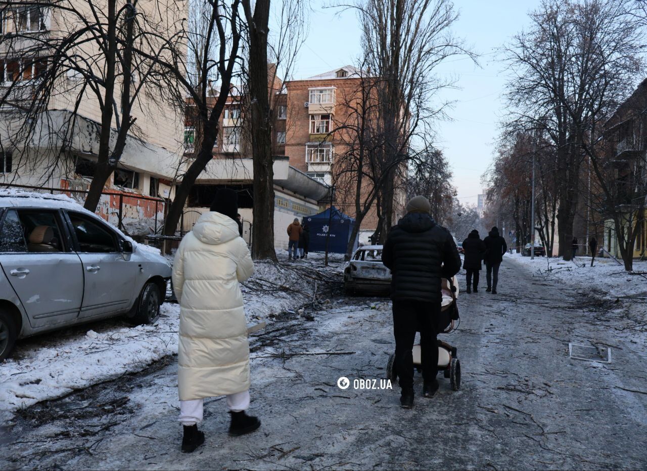 Вибиті вікна в будинку та знищені авто: наслідки чергової атаки РФ у Солом’янському районі Києва. Фото та відео