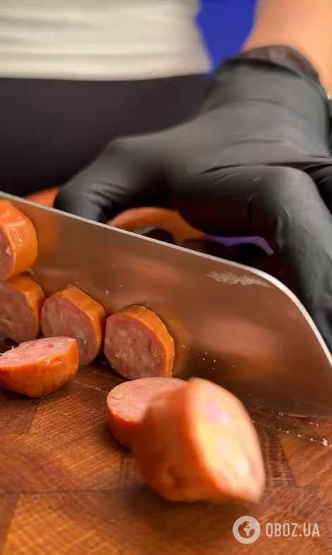 Жареный картофель с колбасками и сыром: делимся рецептом простого и сытного обеда