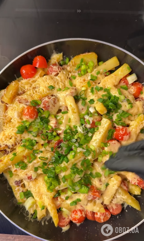 Жареный картофель с колбасками и сыром: делимся рецептом простого и сытного обеда