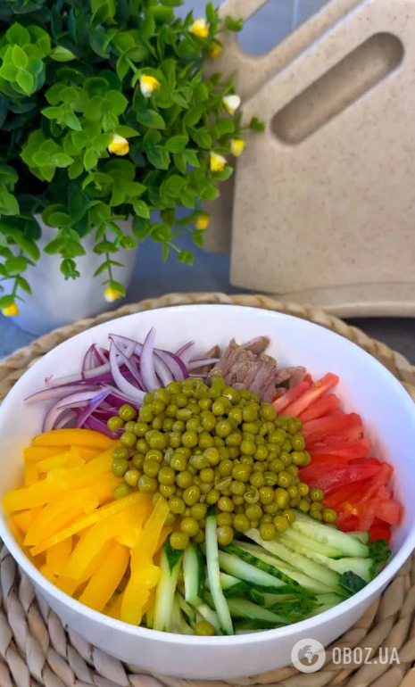 Яркий салат из овощей и мяса: готовится без майонеза