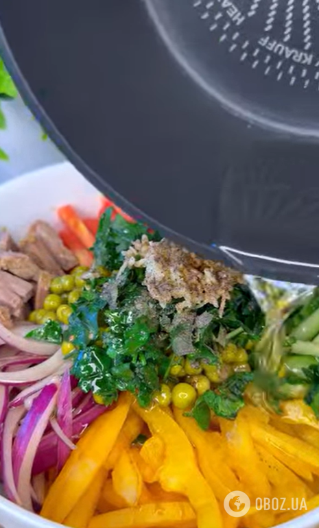 Яркий салат из овощей и мяса: готовится без майонеза